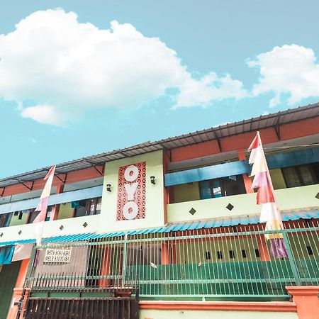 Oyo Living 1756 Amira Guest House Bekasi Exteriér fotografie