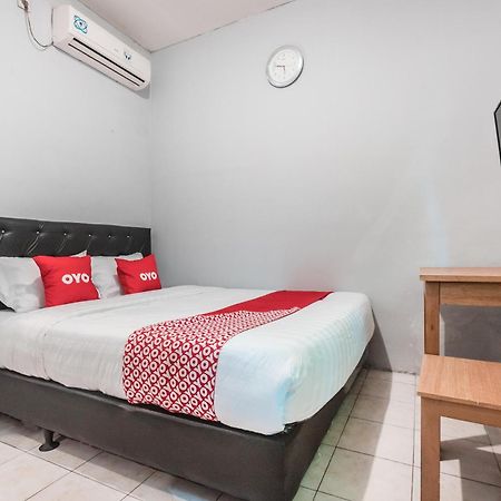 Oyo Living 1756 Amira Guest House Bekasi Exteriér fotografie
