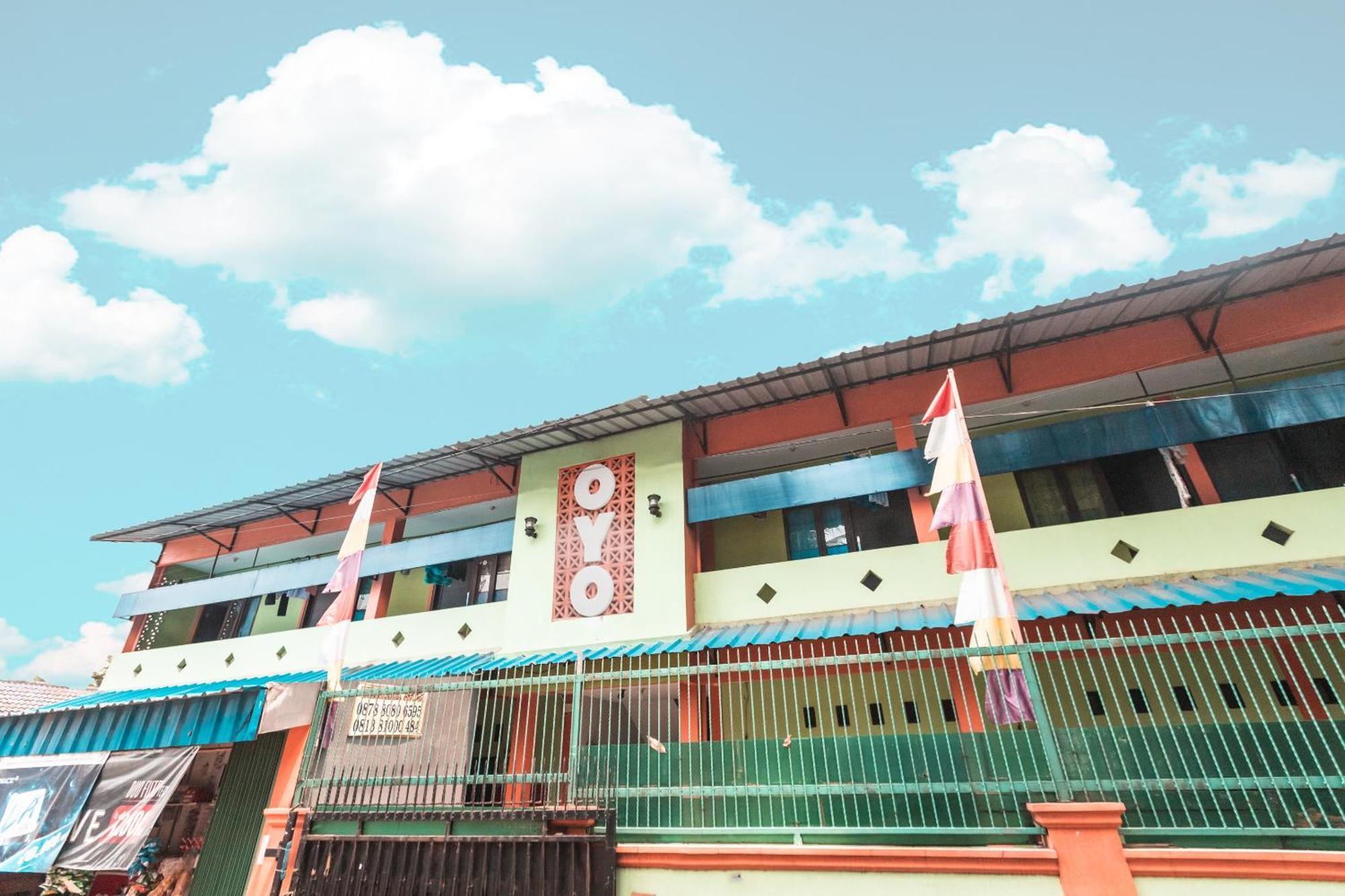 Oyo Living 1756 Amira Guest House Bekasi Exteriér fotografie