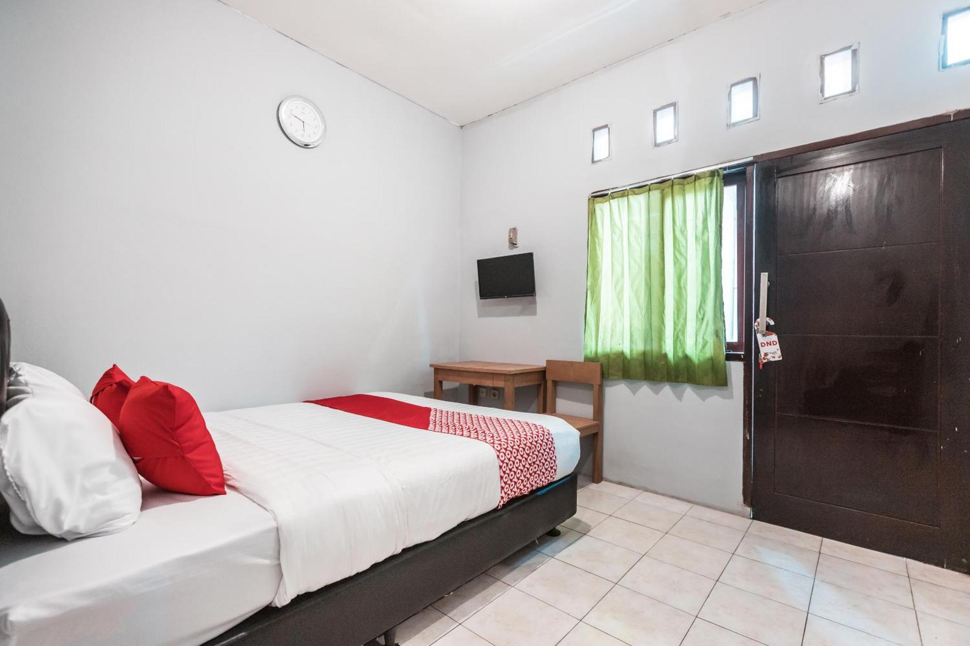 Oyo Living 1756 Amira Guest House Bekasi Exteriér fotografie