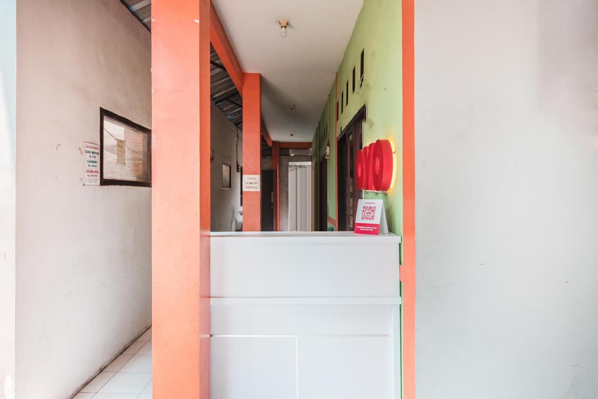 Oyo Living 1756 Amira Guest House Bekasi Exteriér fotografie